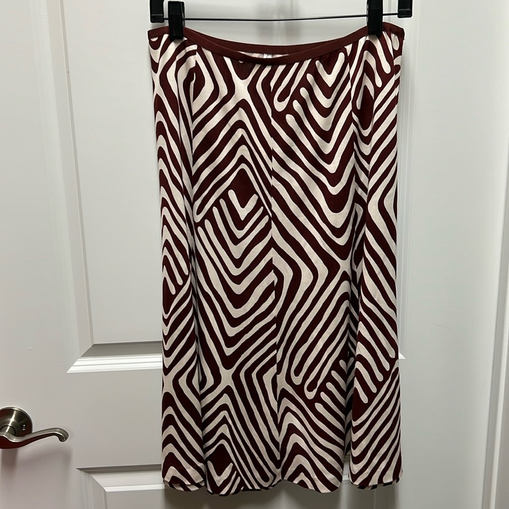 DVF skirt size 10. Lightweight and pull on.